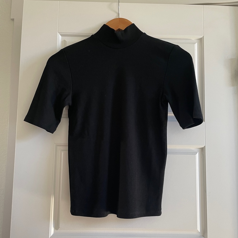 Marine layer super soft ribbed mock neck too. Black, size xs.
